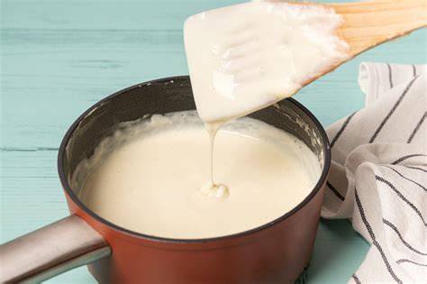 Preparación de la bechamel casera con queso