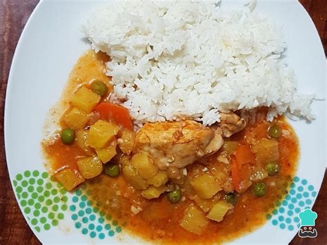 Pollo guisado servido con arroz blanco y verduras asadas