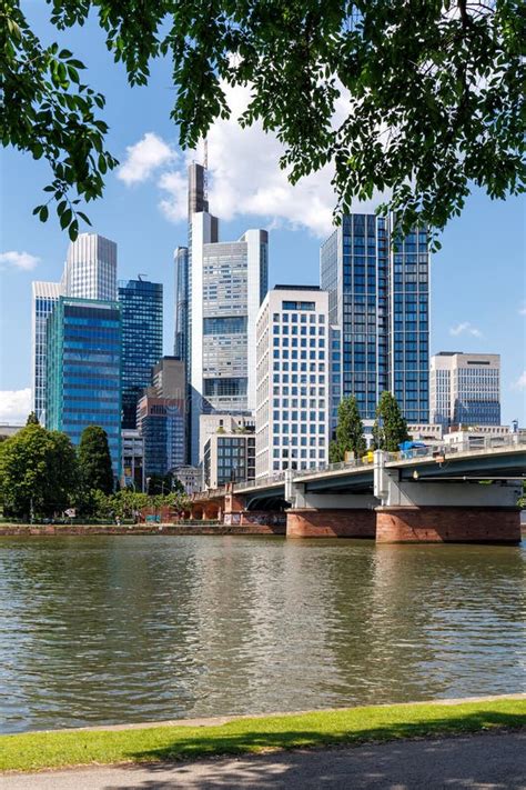 Skyline de Frankfurt con rascacielos y el río Meno