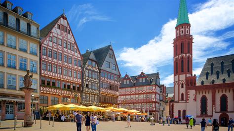 Plaza Römerberg en Frankfurt con edificios medievales reconstruidos