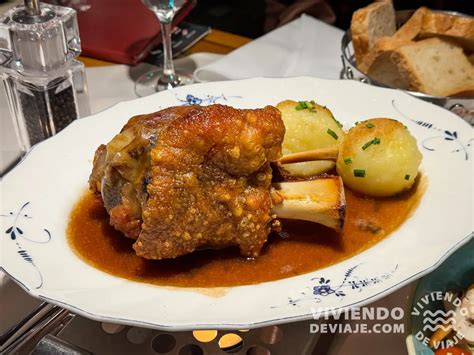 Codillo de cerdo braseado servido en un restaurante