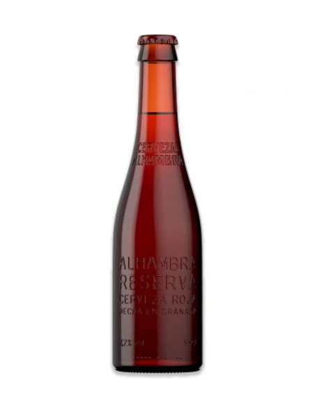 Botella de Alhambra Reserva Roja y un vaso de cerveza tostada