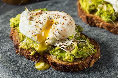 Tostada de aguacate con huevo escalfado