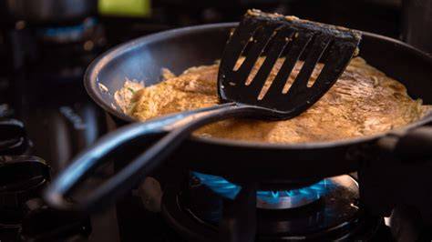 Sartén con un crepe dorándose a fuego medio