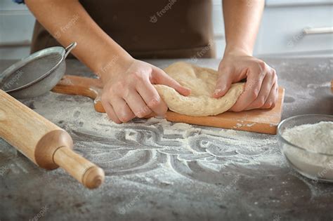Persona amasando la masa de la Rosca de Reyes en una superficie enharinada