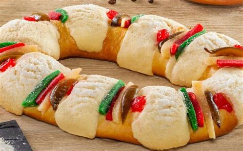 Rosca de Reyes decorada con costrones de azúcar, fruta confitada y almendras