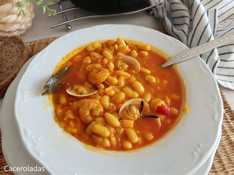 Plato de alubias blancas con bacalao y gambas