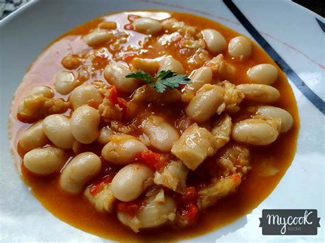 Ingredientes frescos para alubias con bacalao y gambas