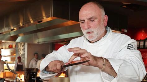 Chef José Andrés explicando su receta de tortilla con mayonesa en un podcast