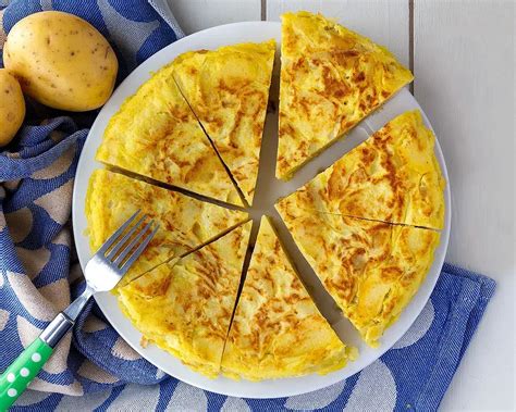 Varias tortillas de patatas en un plato, algunas con cebolla, otras sin ella