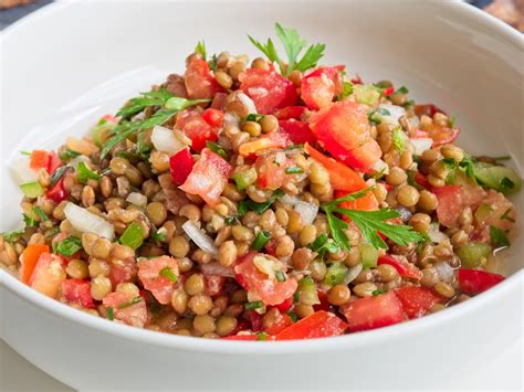 Ensalada de lentejas con espárragos en un bol