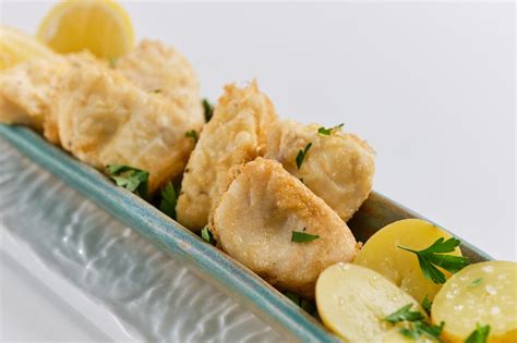 Merluza en tempura de cerveza con patatas fritas