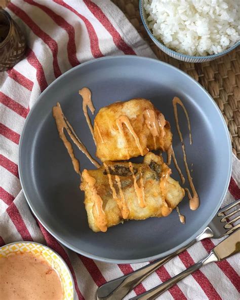 Merluza en tempura servida con ensalada y mayonesa de curry