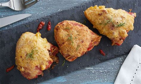 Pimientos rellenos de carne rebozados en un plato