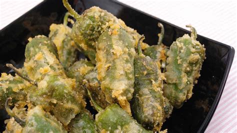 Pimientos rellenos rebozados y fritos en un plato con papel absorbente