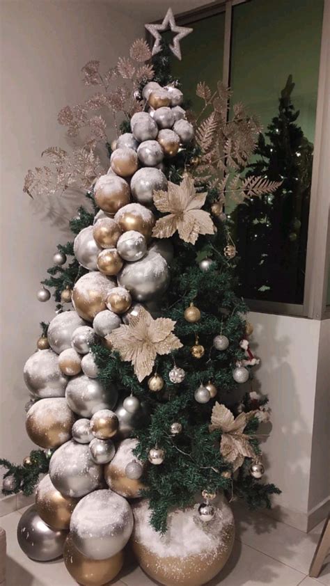Árbol de Navidad decorado con guirnaldas de palomitas de maíz y arándanos