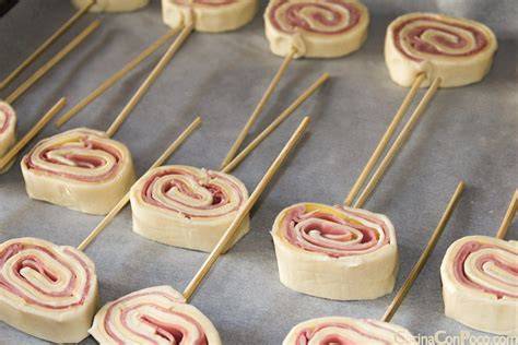 Piruletas de hojaldre con jamón y queso recién horneadas