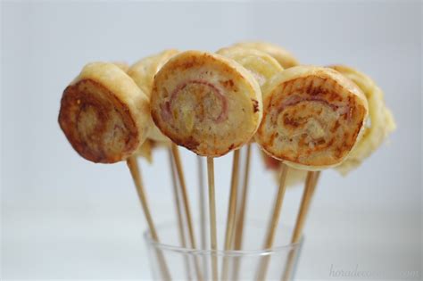 Variedad de piruletas saladas presentadas en una mesa