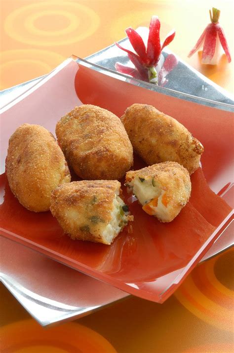 Plato de croquetas doradas y crujientes de verdura
