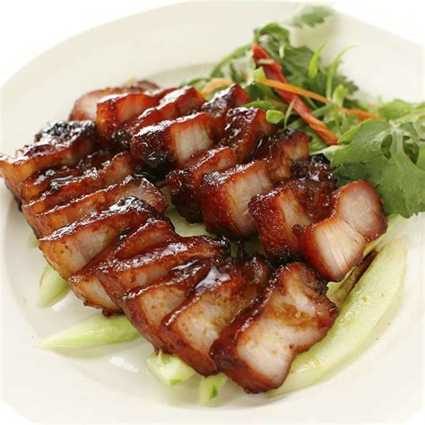Cerdo Char siu reposando tras ser sacado del horno