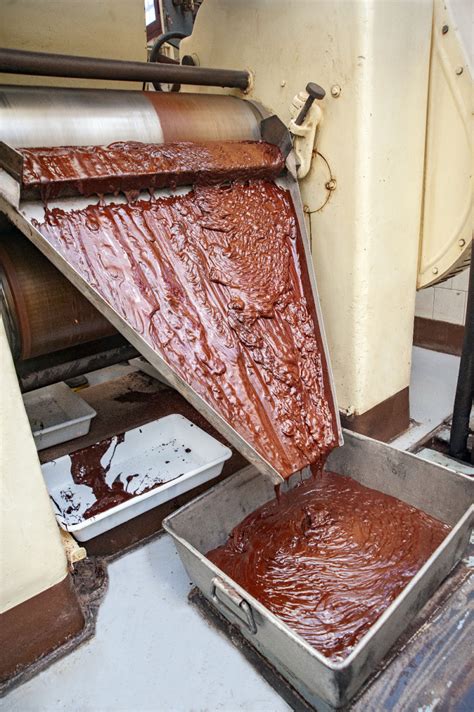 Proceso de mezcla de chocolate y leche en una cacerola