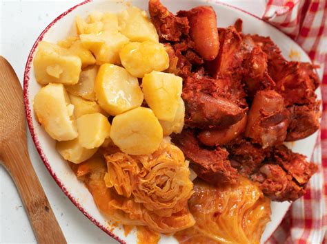 Botillo del Bierzo servido con patatas y repollo