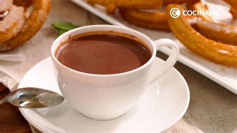 Café con chocolate y miel servido en una taza