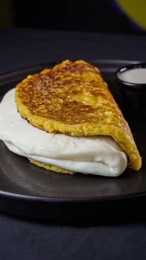 Cachapa servida con queso de mano