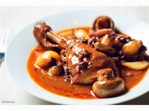 Pollo al vino tinto en plato