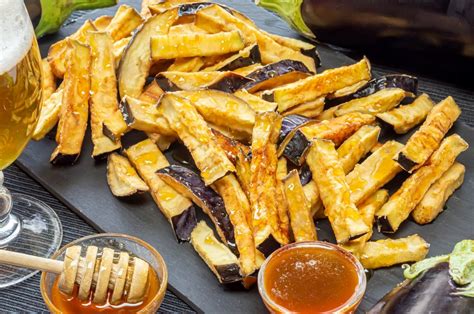 Berenjenas fritas servidas con miel de caña