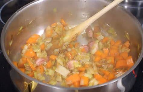 Cebolla y zanahoria pochándose en una olla