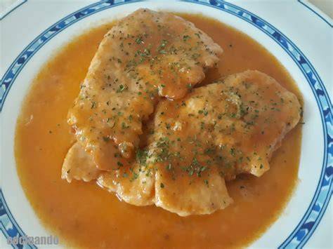 Solomillo de pavo cortado en filetes con salsa