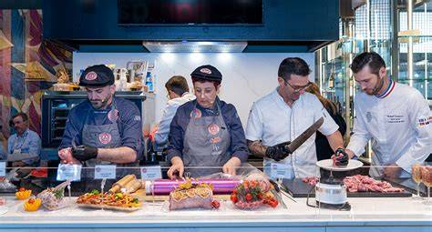 Equipo de carniceros expertos seleccionando la mejor carne
