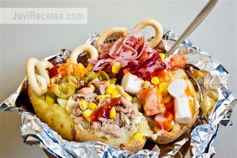 Patata asada con diversos toppings