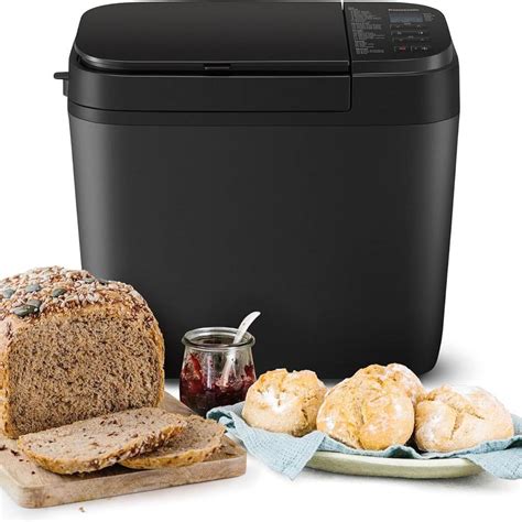 Panificadora en una cocina moderna con pan recién hecho
