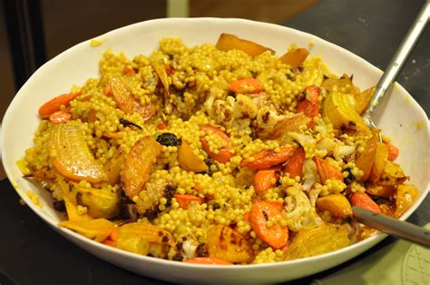 Preparación tradicional del cuscús en cuscusera