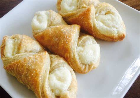 Pastelitos de hojaldre con mermelada y queso