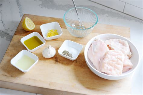 Ingredientes para marinar un pollo: hierbas frescas, ajo, limón, aceite de oliva