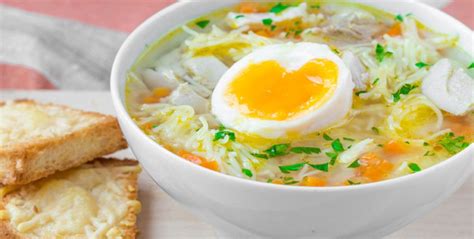 Sopa de fideos con huevo