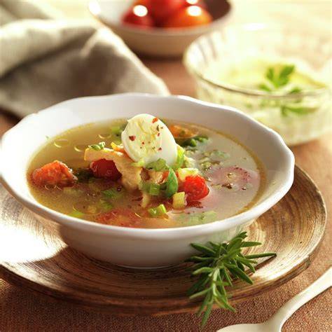 Caldo de verduras con huevo de codorniz y pollo