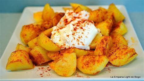 Plato de patatas bravas con alioli casero