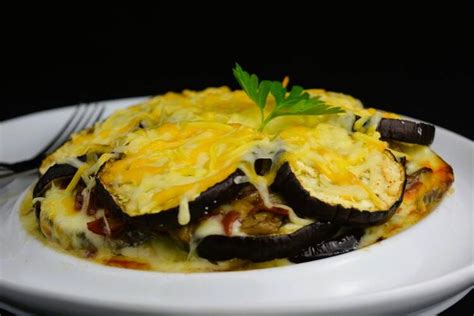 Plato terminado de pastel de berenjenas gratinado con queso