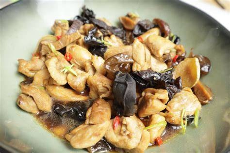Pollo con setas shiitake y col china