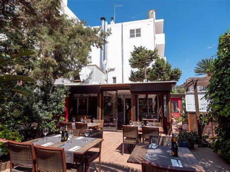 Fachada de Grill Sant Antoni con chimenea y terrazas