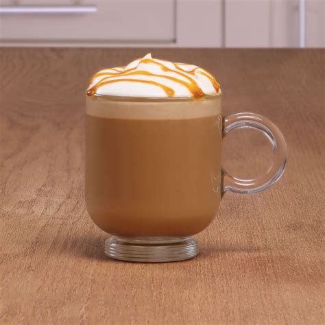 Taza de leche caliente con caramelo