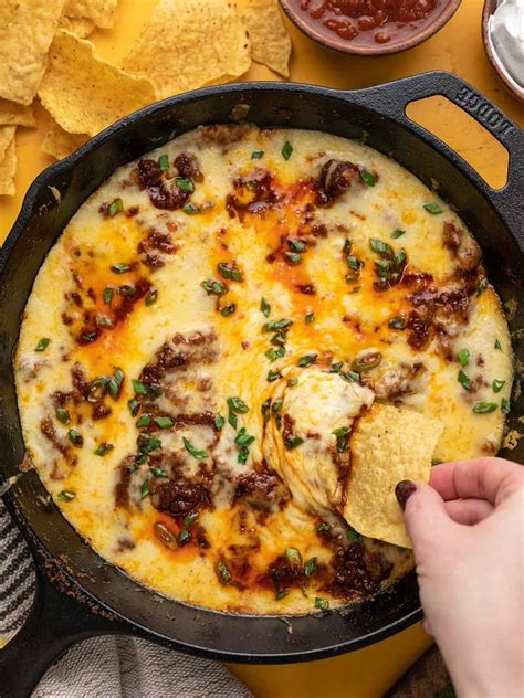 Queso fundido cremoso en una sartén