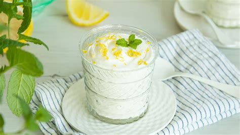 Mousse de limón decorada con ralladura y menta