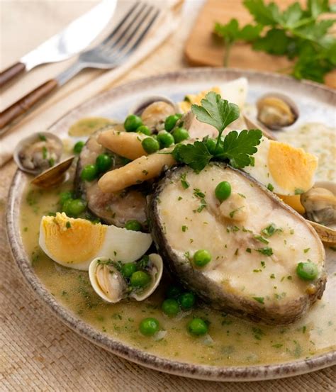 Merluza a la vasca con guisantes y espárragos