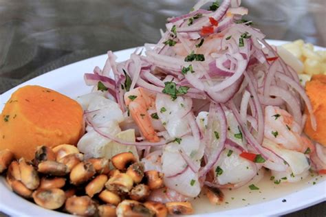 Platillos peruanos acompañados de ají de pollería