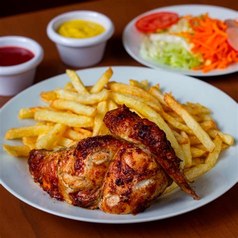 Ají de pollería servido con pollo a la brasa y papas fritas